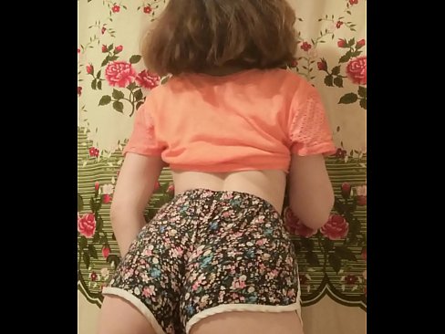 ❤️ سيڪسي نوجوان بيبي پنهنجي شارٽس کي ڪئميرا تي هٽائيندي ❤️❌ ❤